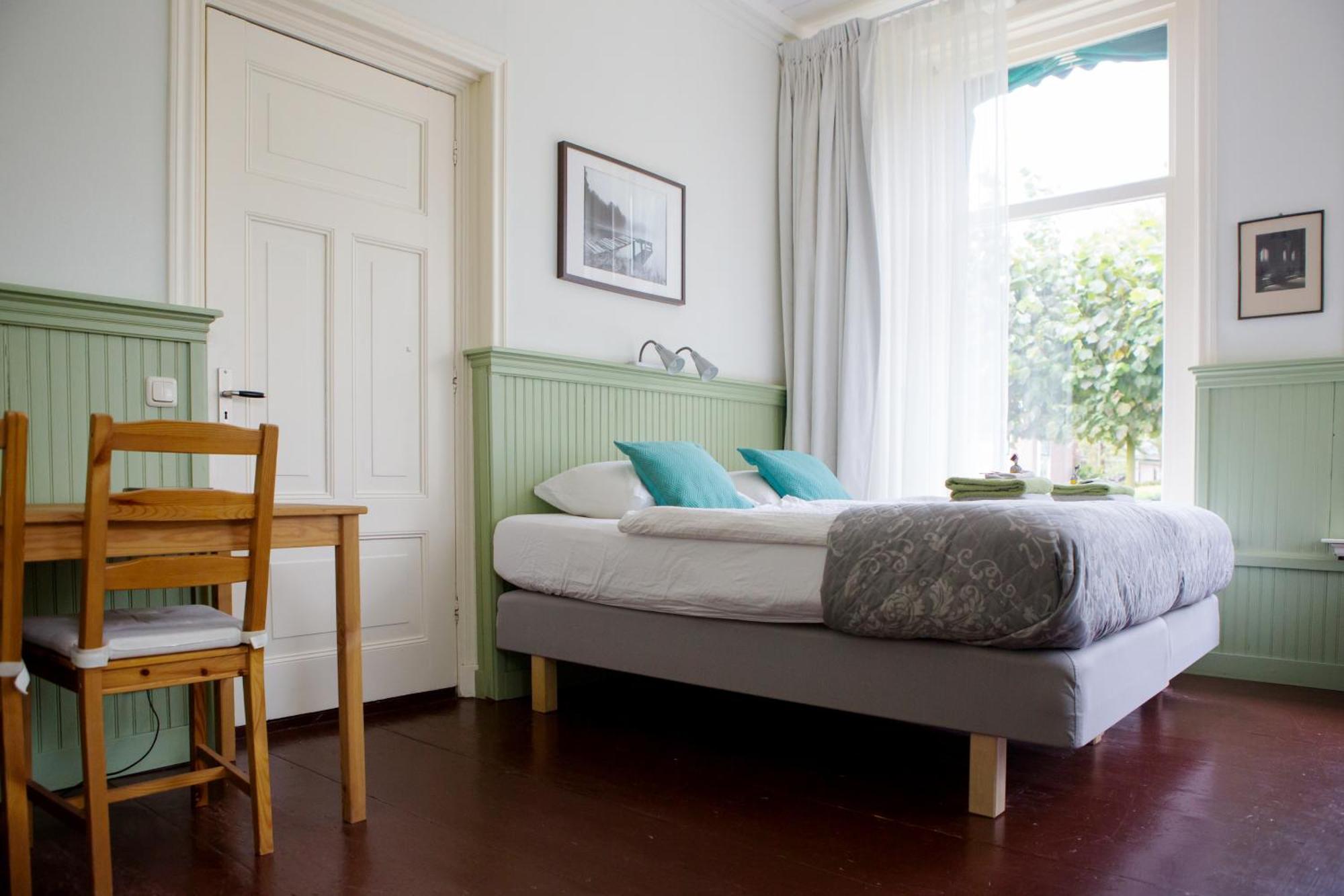 B&B 'T Skoalhus Westergeest Kamer foto