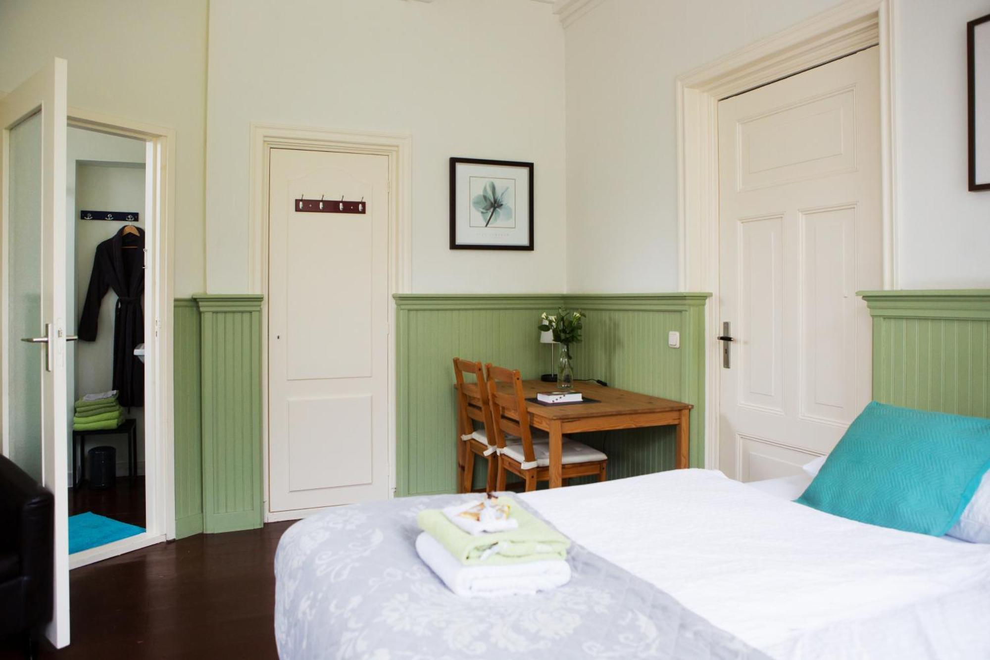 B&B 'T Skoalhus Westergeest Kamer foto